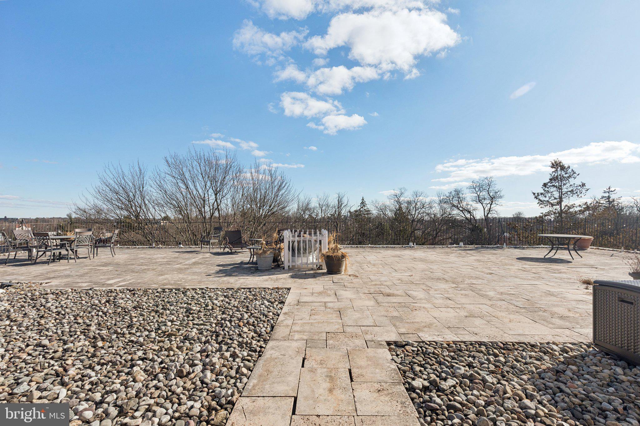 WYNNEWOOD PLAZA - Residential