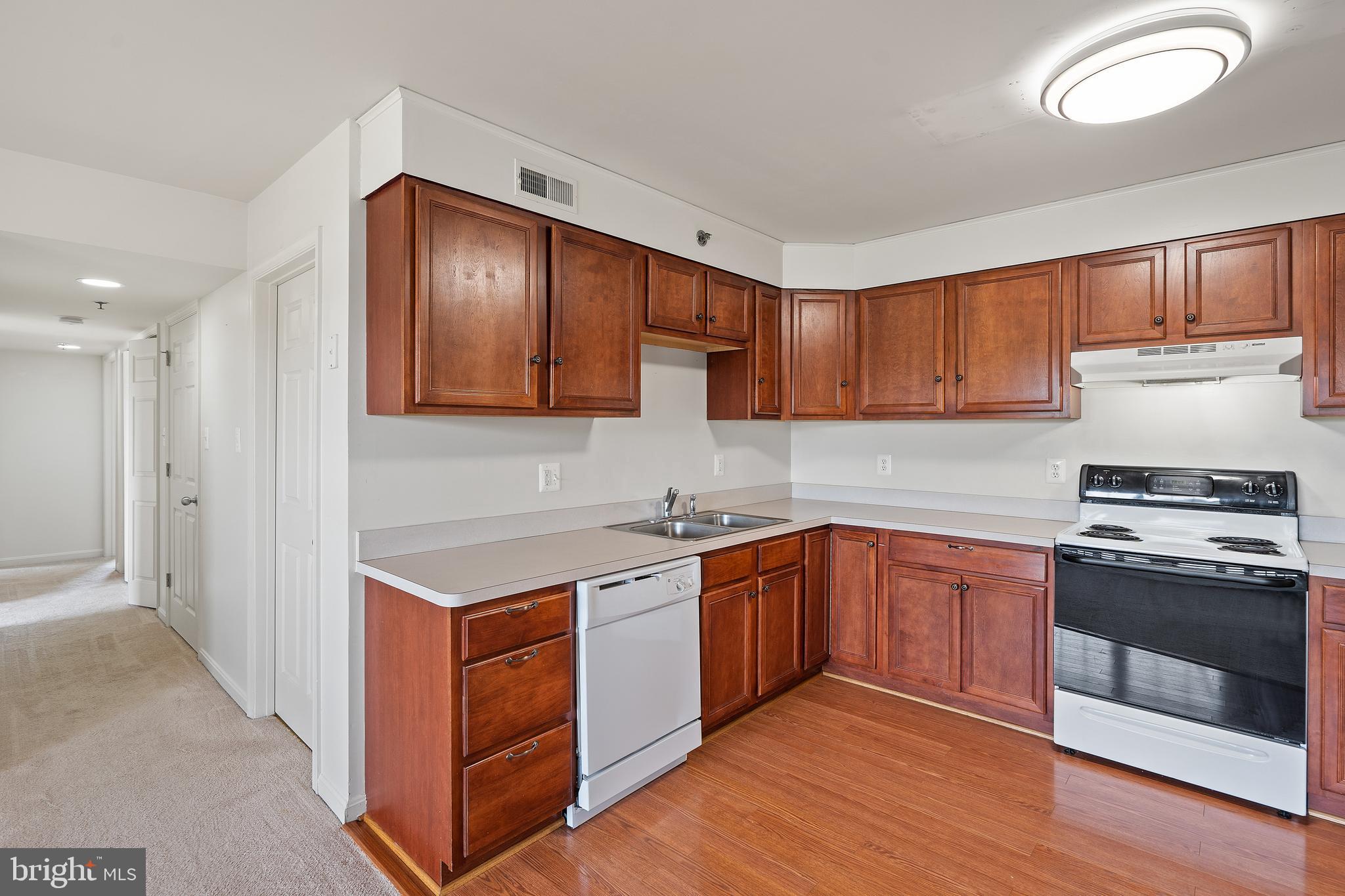 CEDAR LEE CONDOMINIUM - Residential Lease