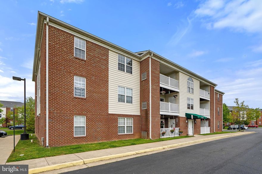 3BR, 2BA Cedar Lee condo available.  Bright and open floorplan.  Spacious bedrooms. Master bedroom with  own master bath.  Laundry area with full-size washer and dryer.  Balcony with storage area.  Assigned parking spot with guest passes available.  Premium location...conveniently located near shopping, schools, and major commuter routes.  A must see! 3D Virtual Tour link: https://the-gardner-team.vr-360-tour.com/e/XQIBchgLNxs/e