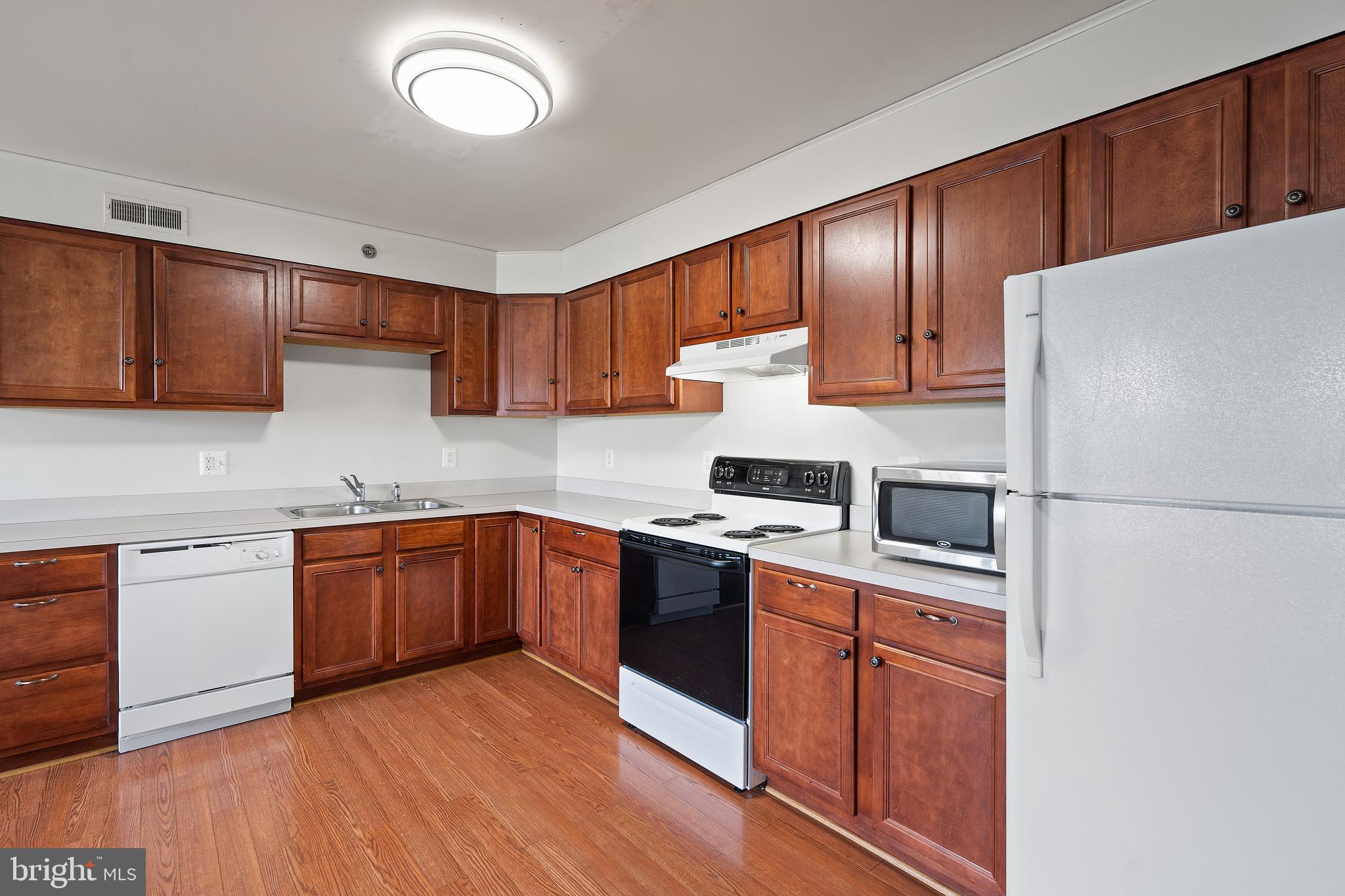 CEDAR LEE CONDOMINIUM - Residential Lease