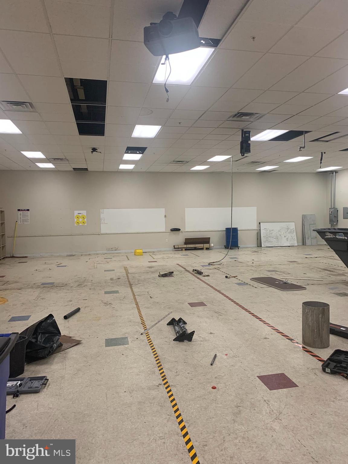 LANCASTER - Commercial Lease