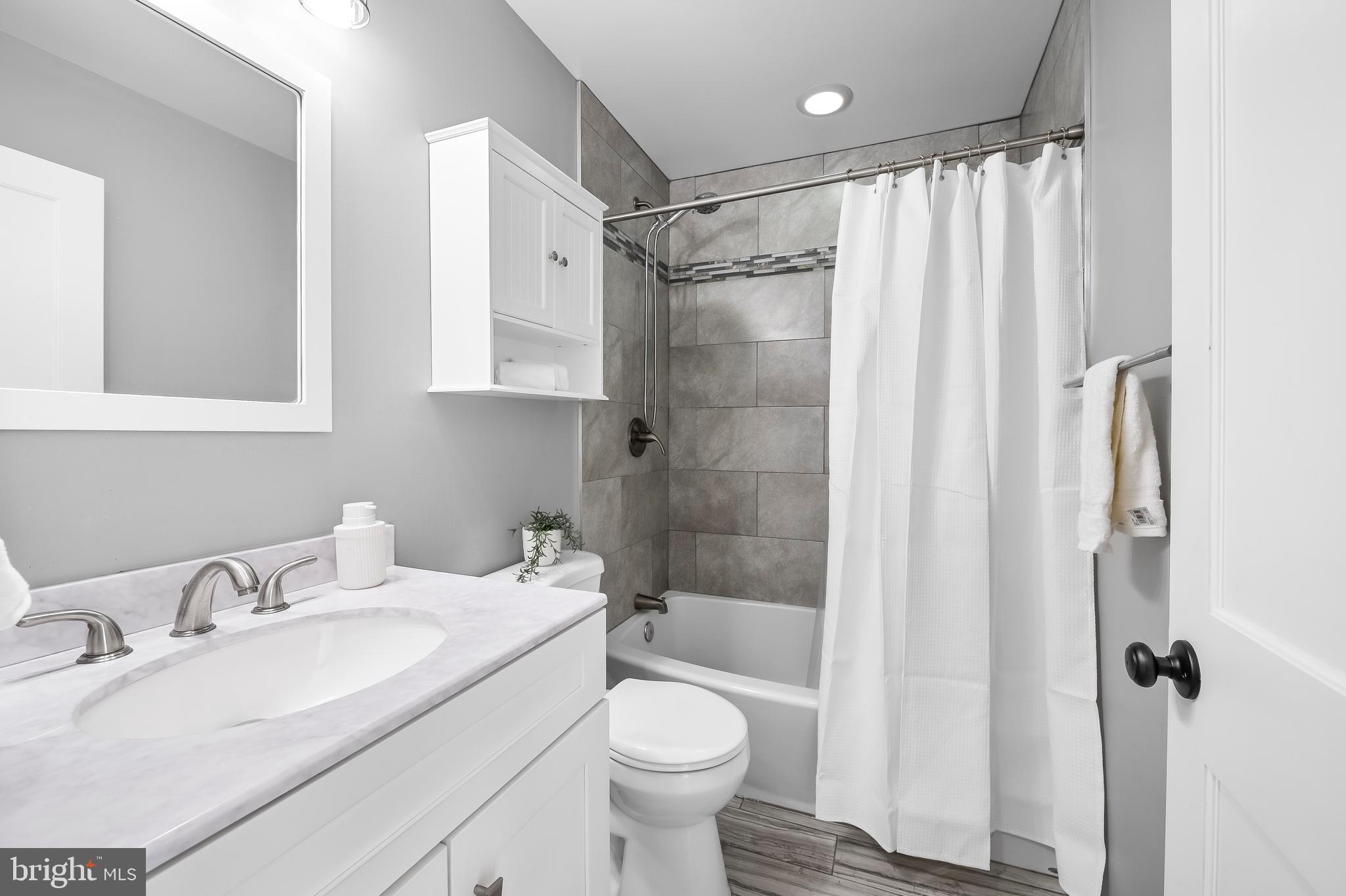 LOCUST POINT - Residential