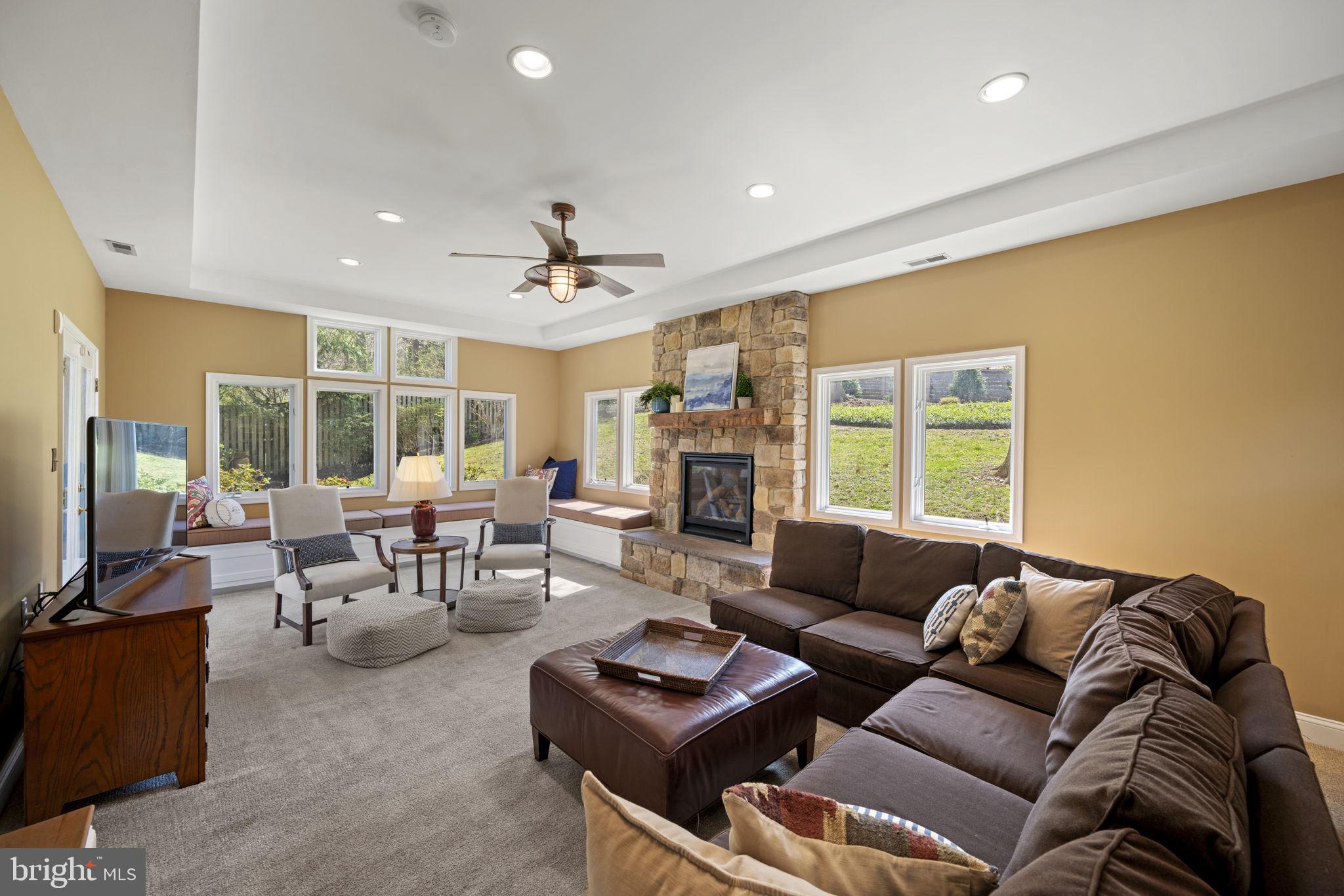 MARY KNOLLS - Residential