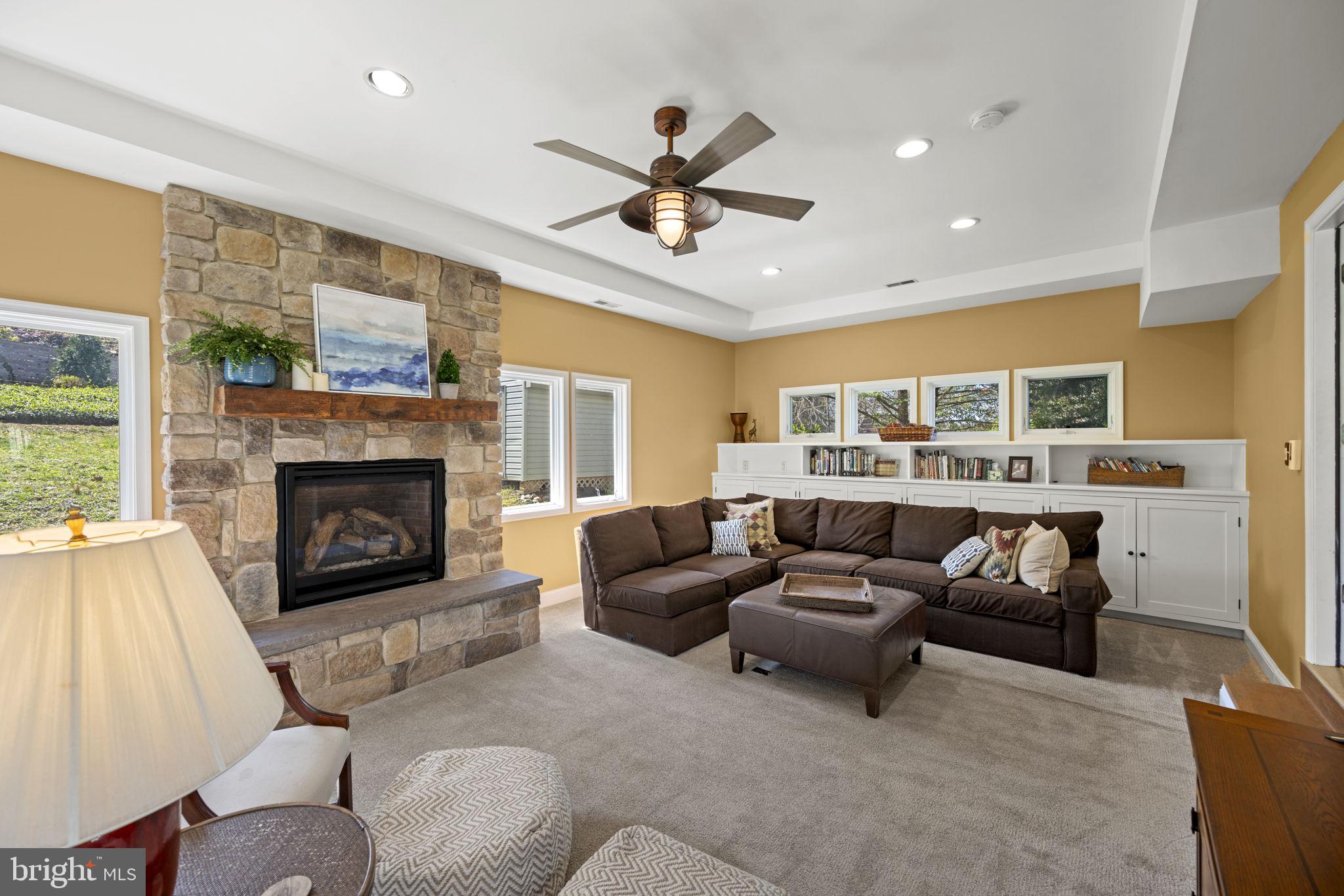 MARY KNOLLS - Residential