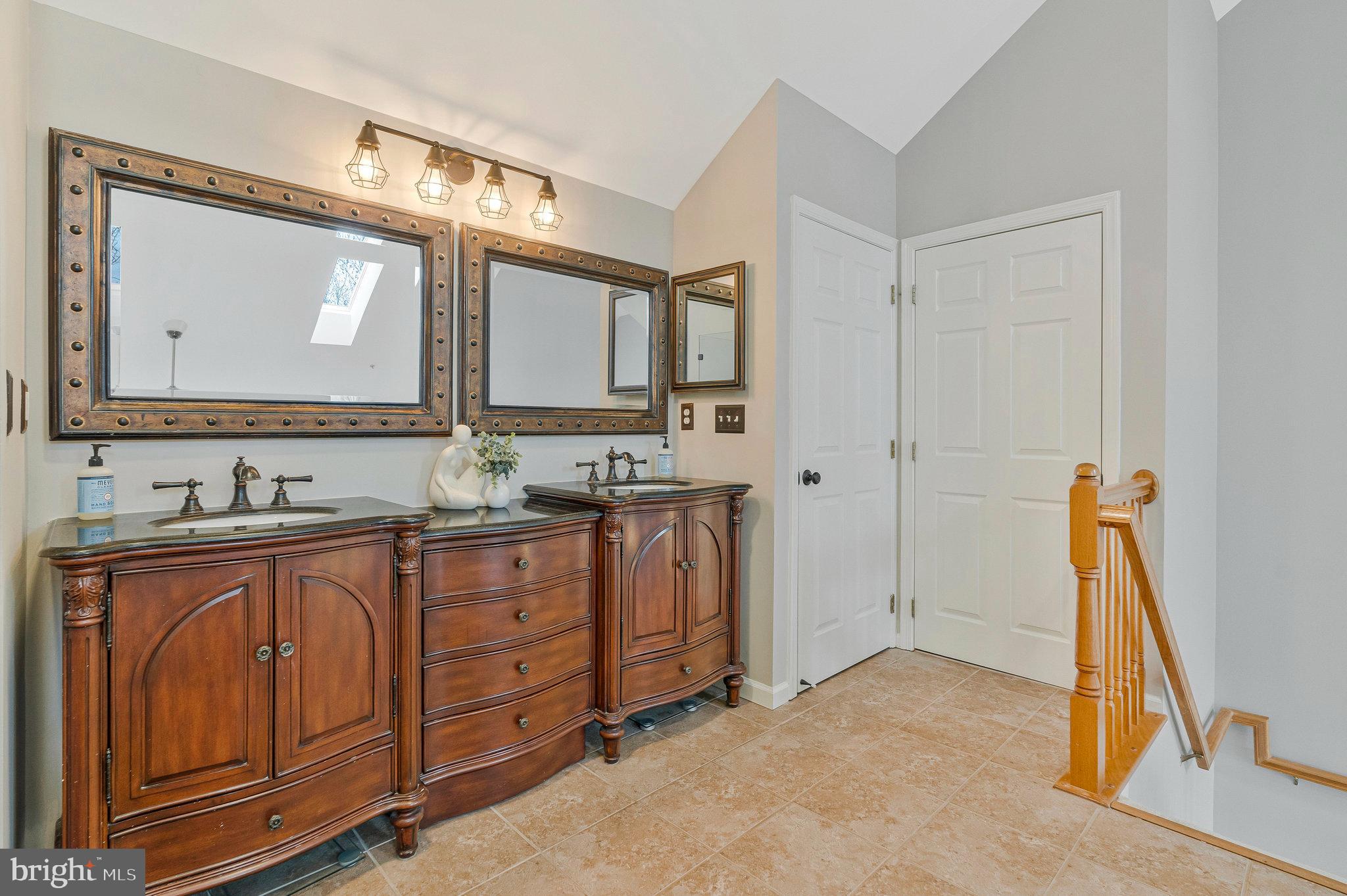 FAIR LAKES COURT - Residential