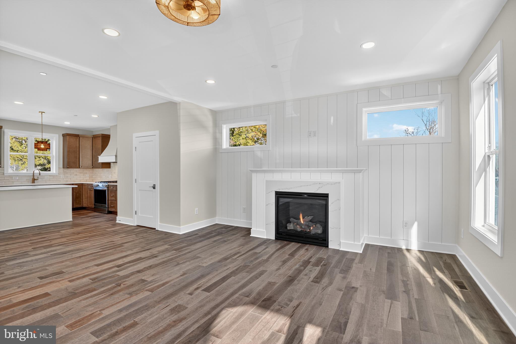 WOODLAND BEACH - Residential