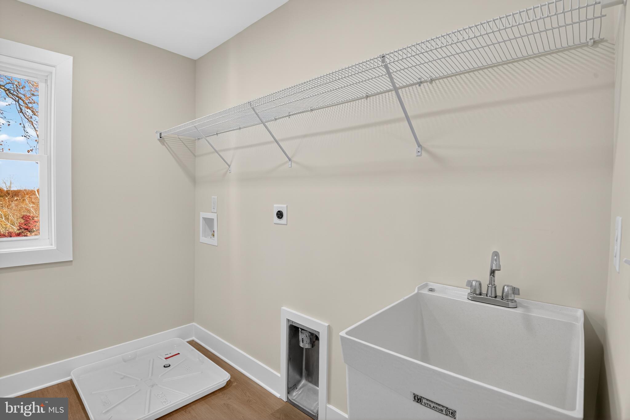 WOODLAND BEACH - Residential