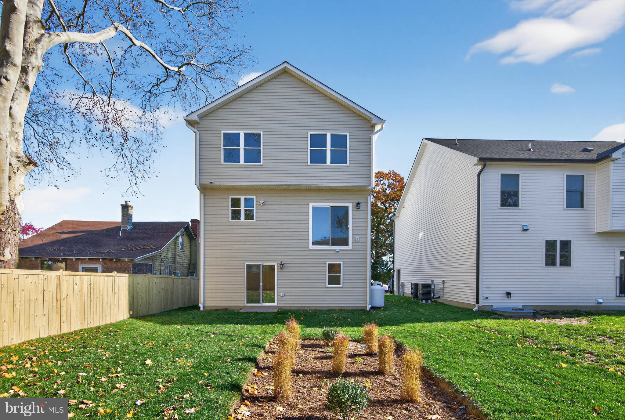 WOODLAND BEACH - Residential