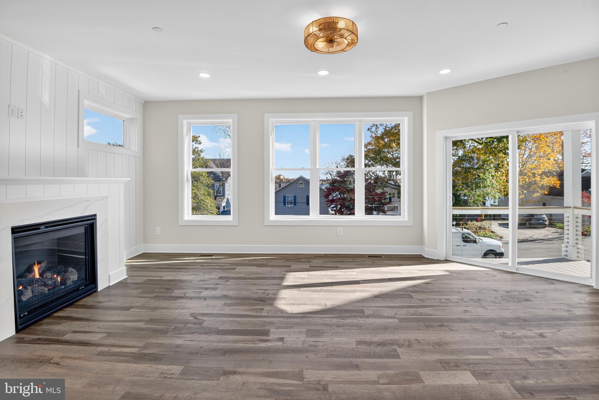 WOODLAND BEACH - Residential