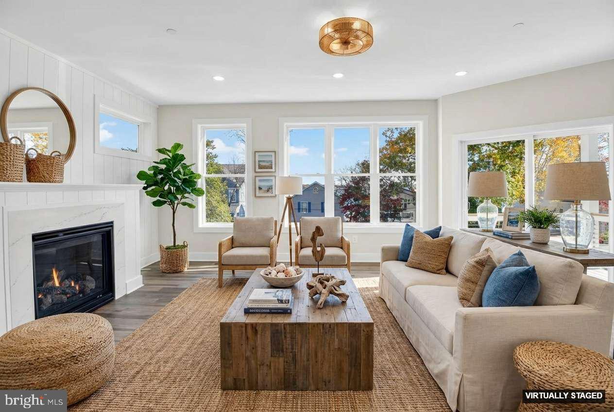 WOODLAND BEACH - Residential