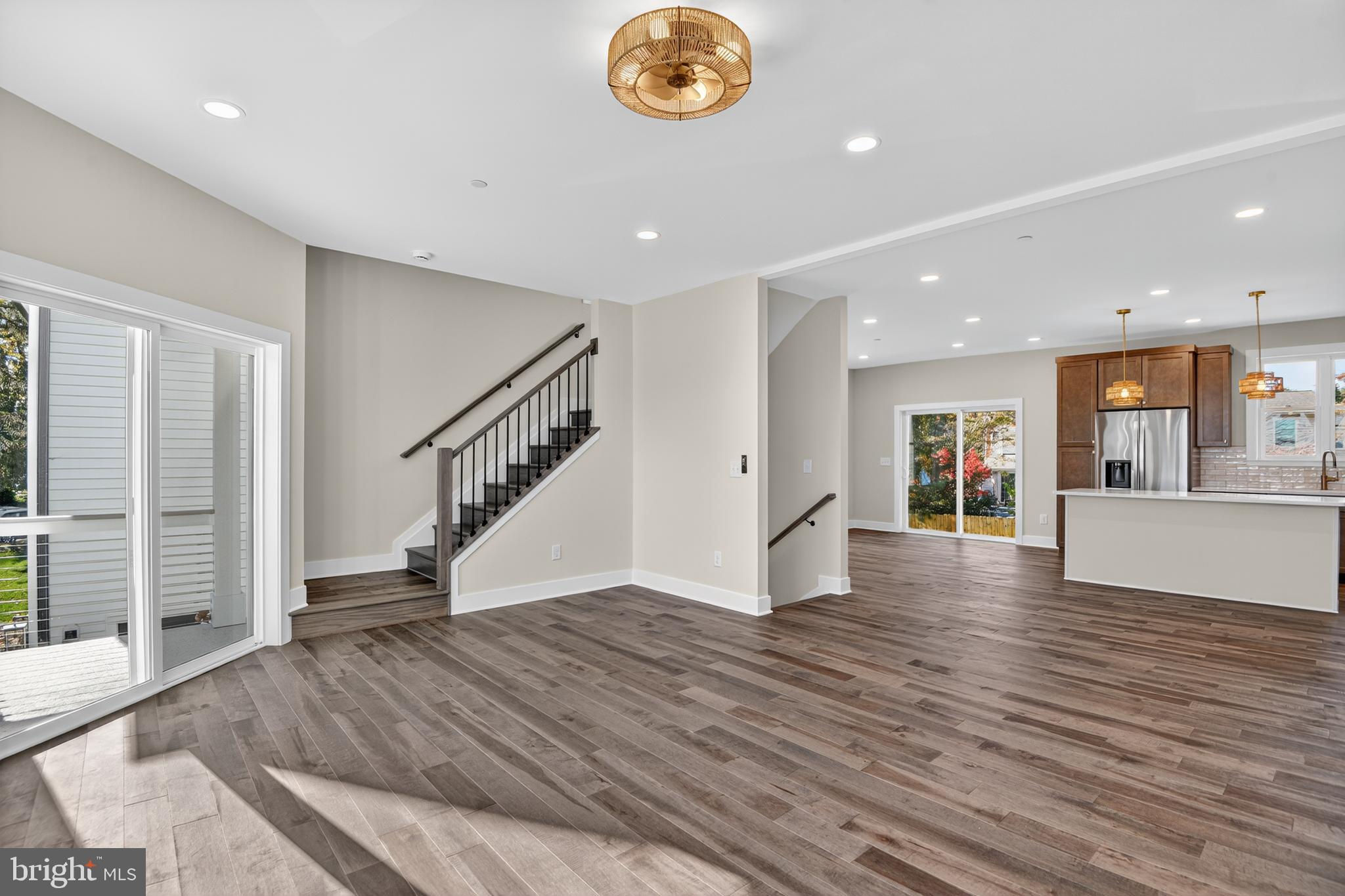 WOODLAND BEACH - Residential