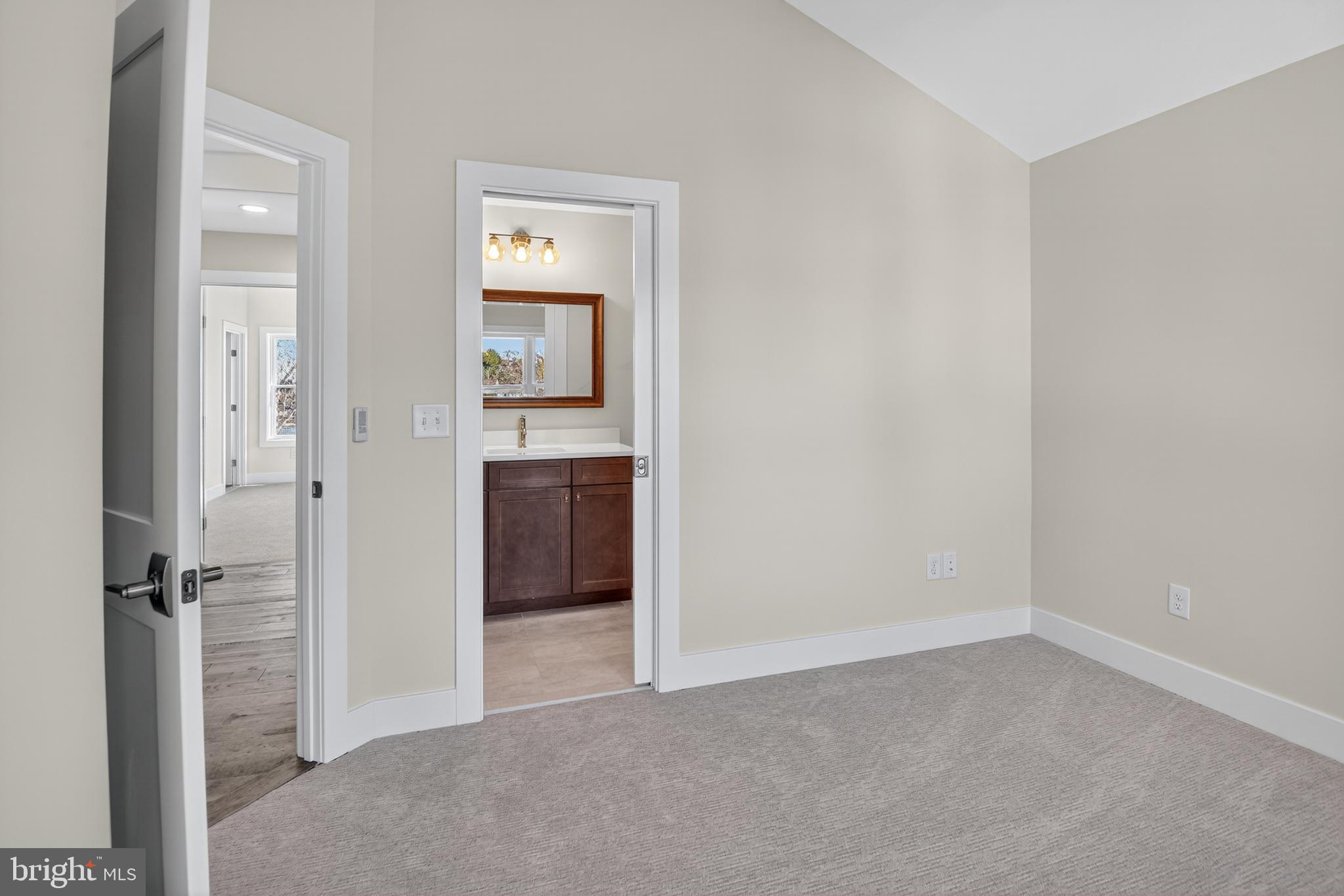 WOODLAND BEACH - Residential