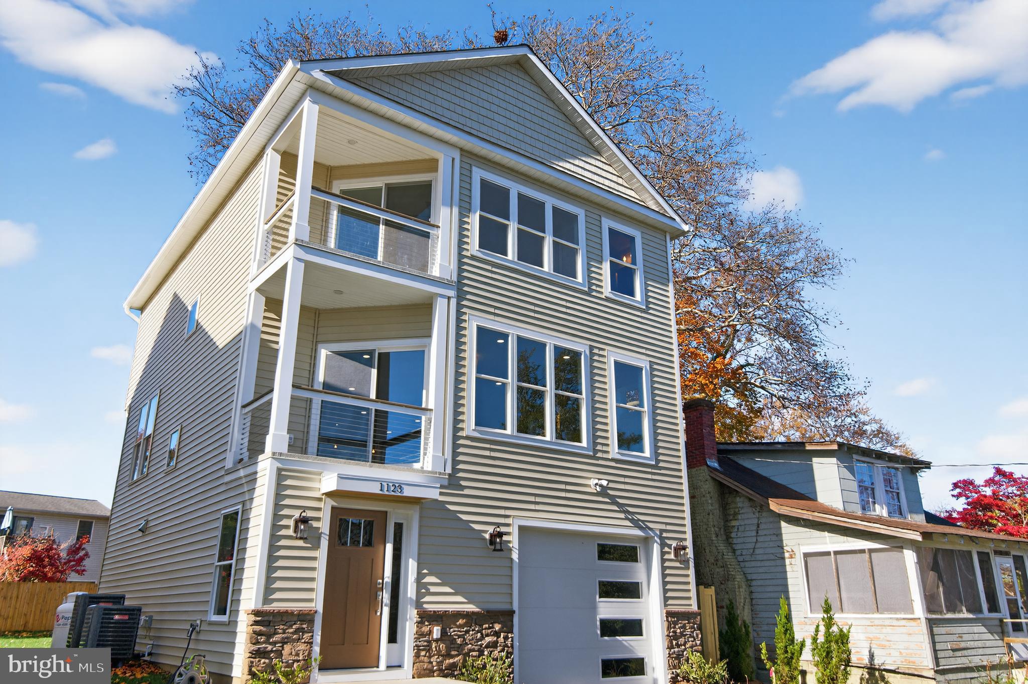 WOODLAND BEACH - Residential