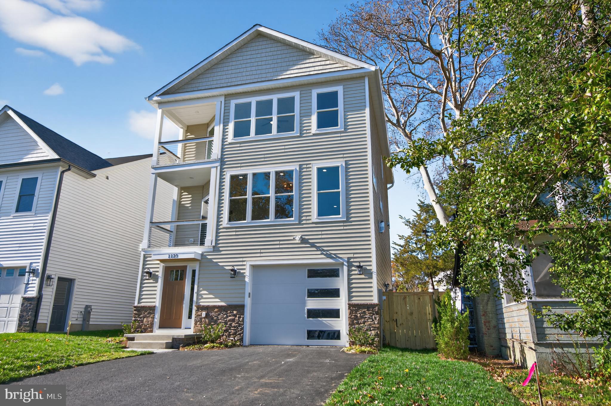 WOODLAND BEACH - Residential