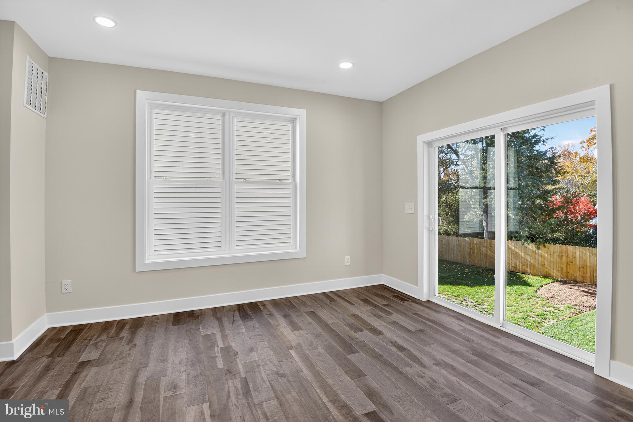 WOODLAND BEACH - Residential