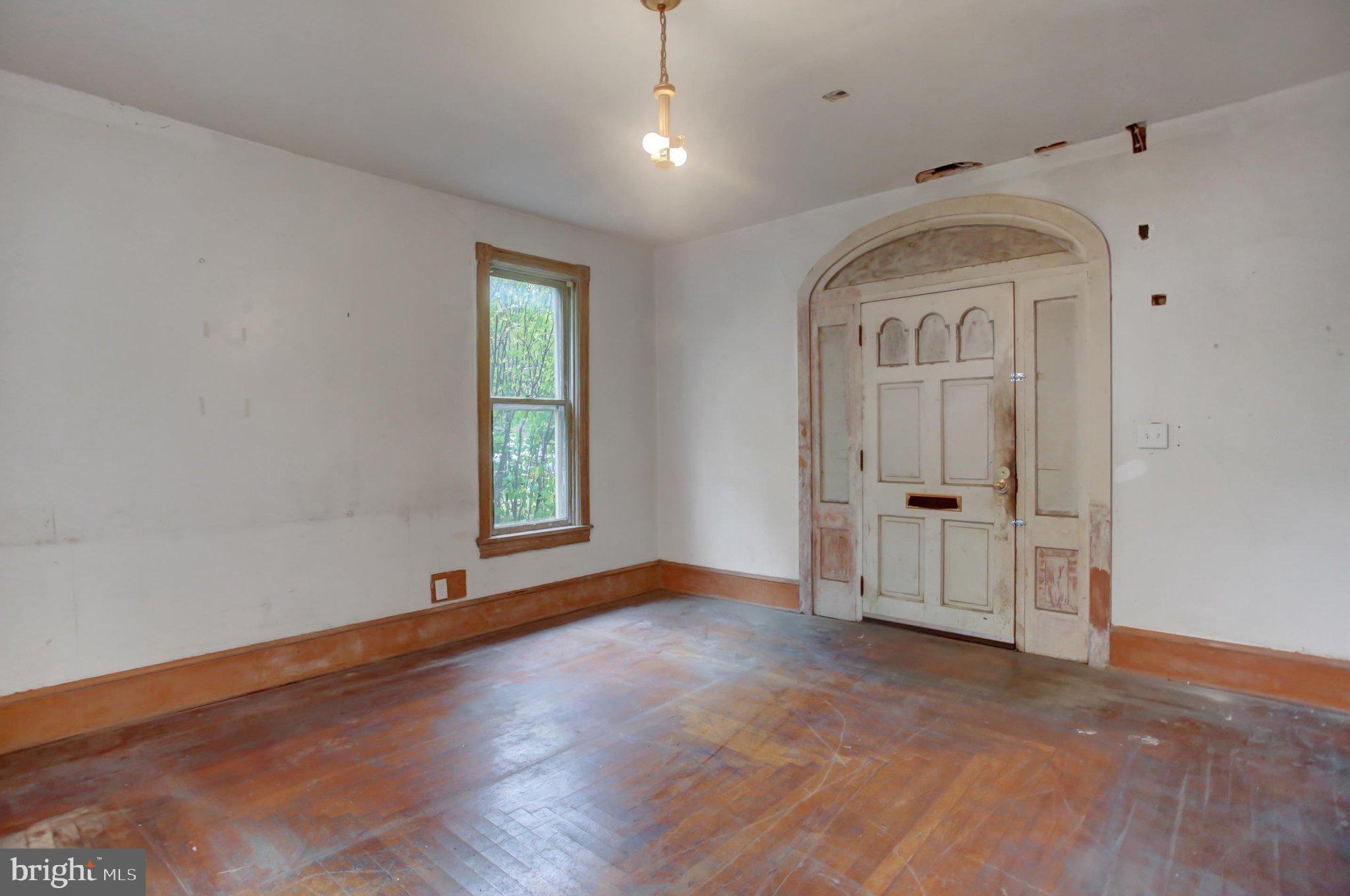 310 W KING STREET