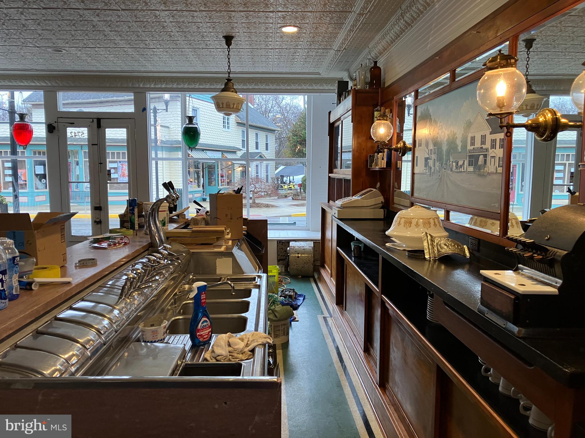 5742 +5746 N MAIN STREET