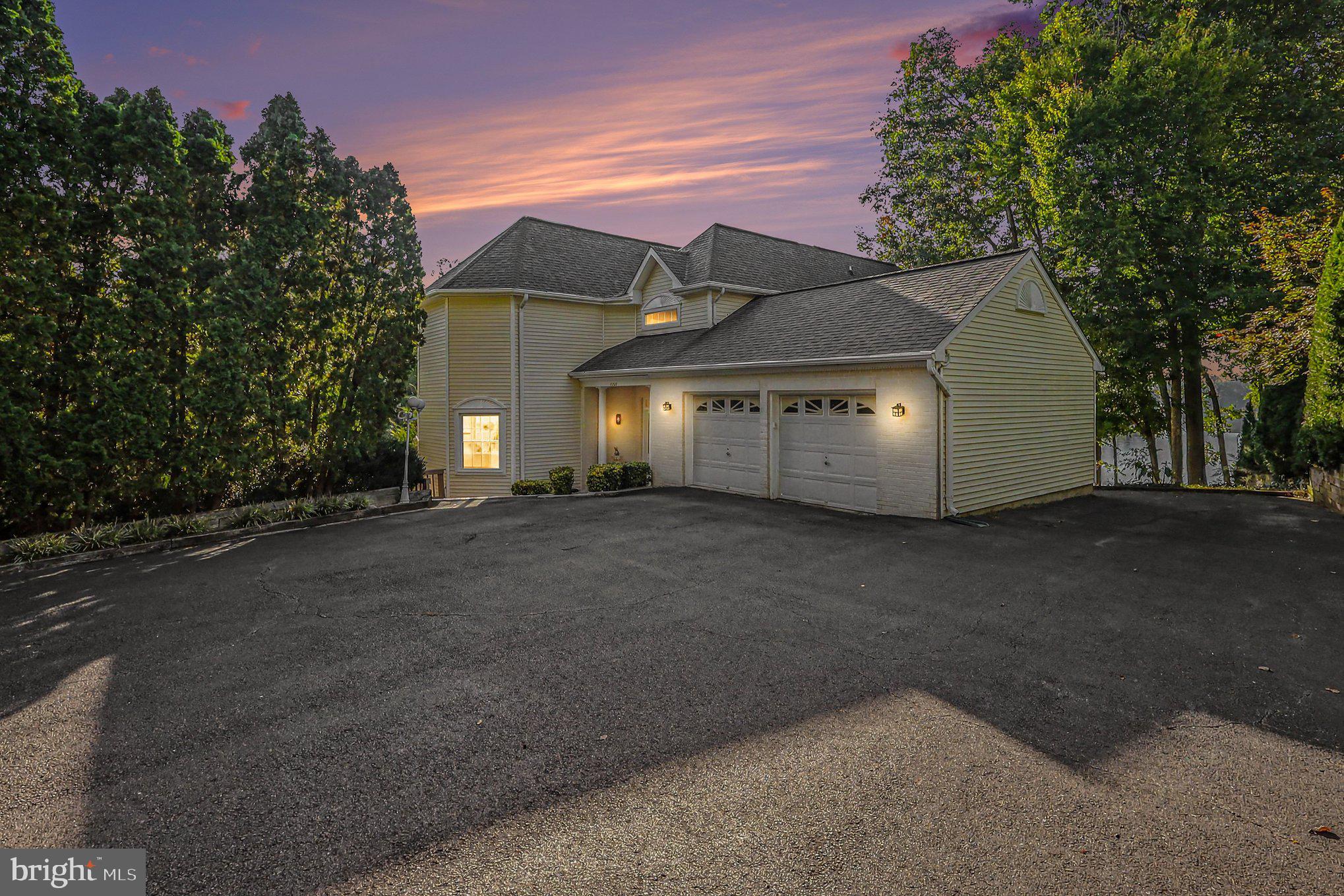 15525 YORKTOWN DRIVE