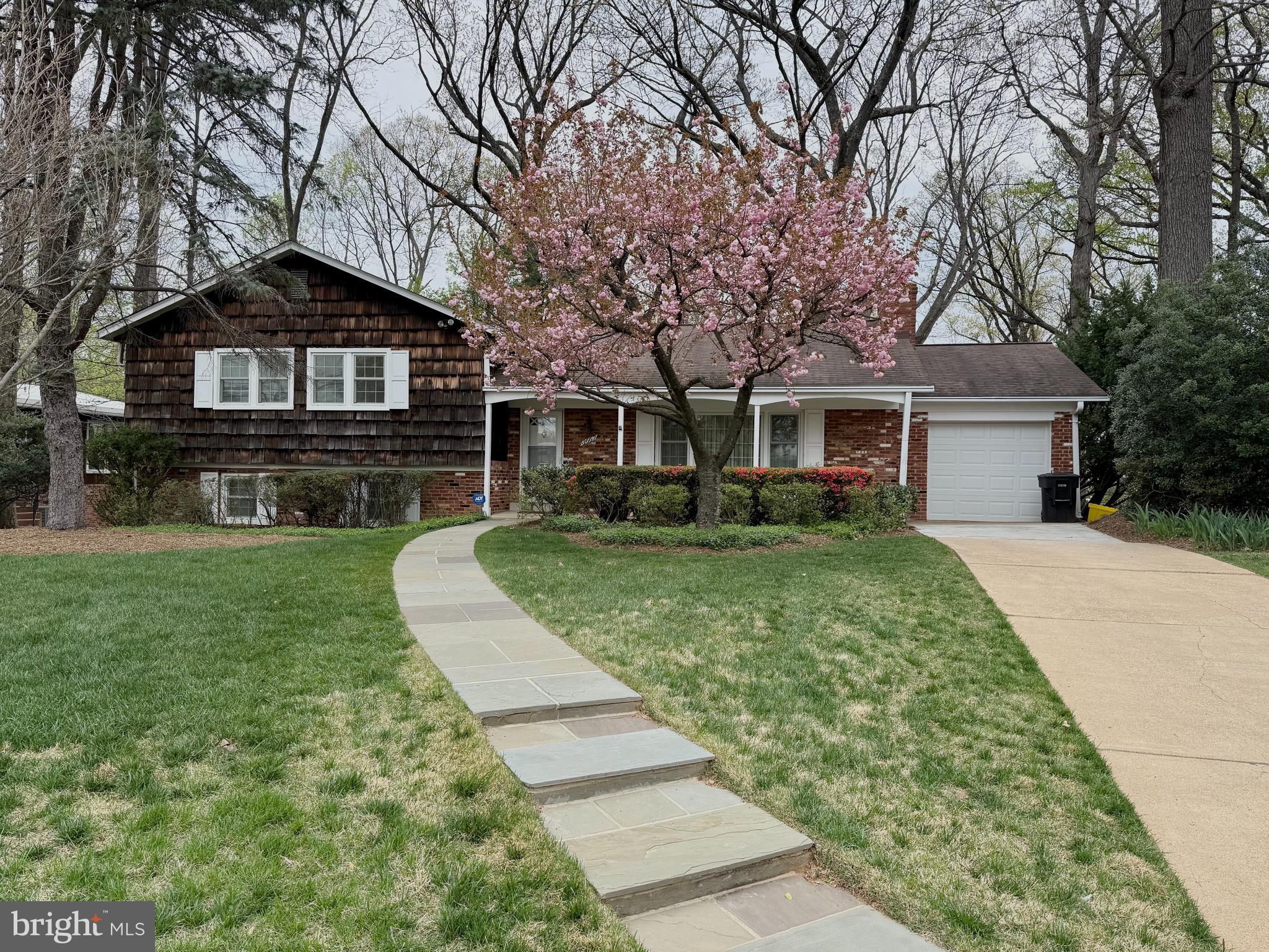 PREMIUM LOCATION NEAR DISCOVERY ELEM., WILLIAMSBURG MIDDLE, AND YORKTOWN HIGH!
EXTREMELY RARE .72 ACRES in sought-after North Arlington with PRIVATE PARK-LIKE backyard! 4 bedrooms and 3 full bathrooms across 3,232 finished sq.ft on 4 levels with 1 car garage. Family room with separate recreation room. Spacious sunroom across the back of the home offering treetop views. Move-in ready or personalize to your specifications. Very conveniently located directly across from Williamsburg Middle School and Discovery Elementary School. Easy commute to WASH DC Via the Chain Bridge. Just a few minutes to popular Chestnut Hills Park/Greenbriar Park and Washington Golf & Country Club. Close to all the amazing shops, restaurants, parks, and entertainment in downtown North Arlington and McLean. DISCOVERY ES, WILLIAMSBURG MS, YORKTOWN HS.