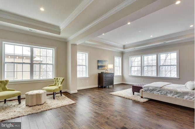 LANGLEY MANOR - Residential