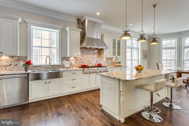 LANGLEY MANOR - Residential