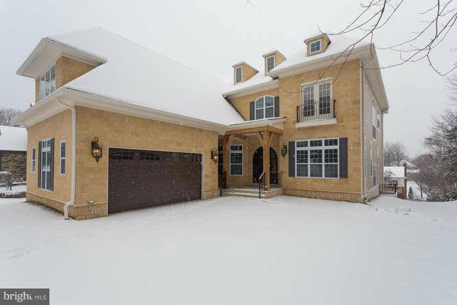 LANGLEY MANOR - Residential