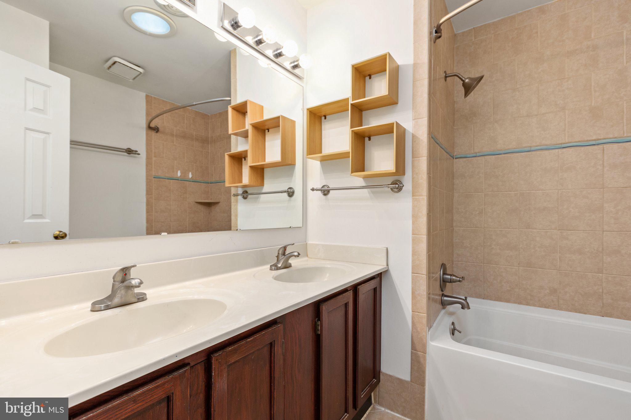 SPRING KNOLL - Residential Lease