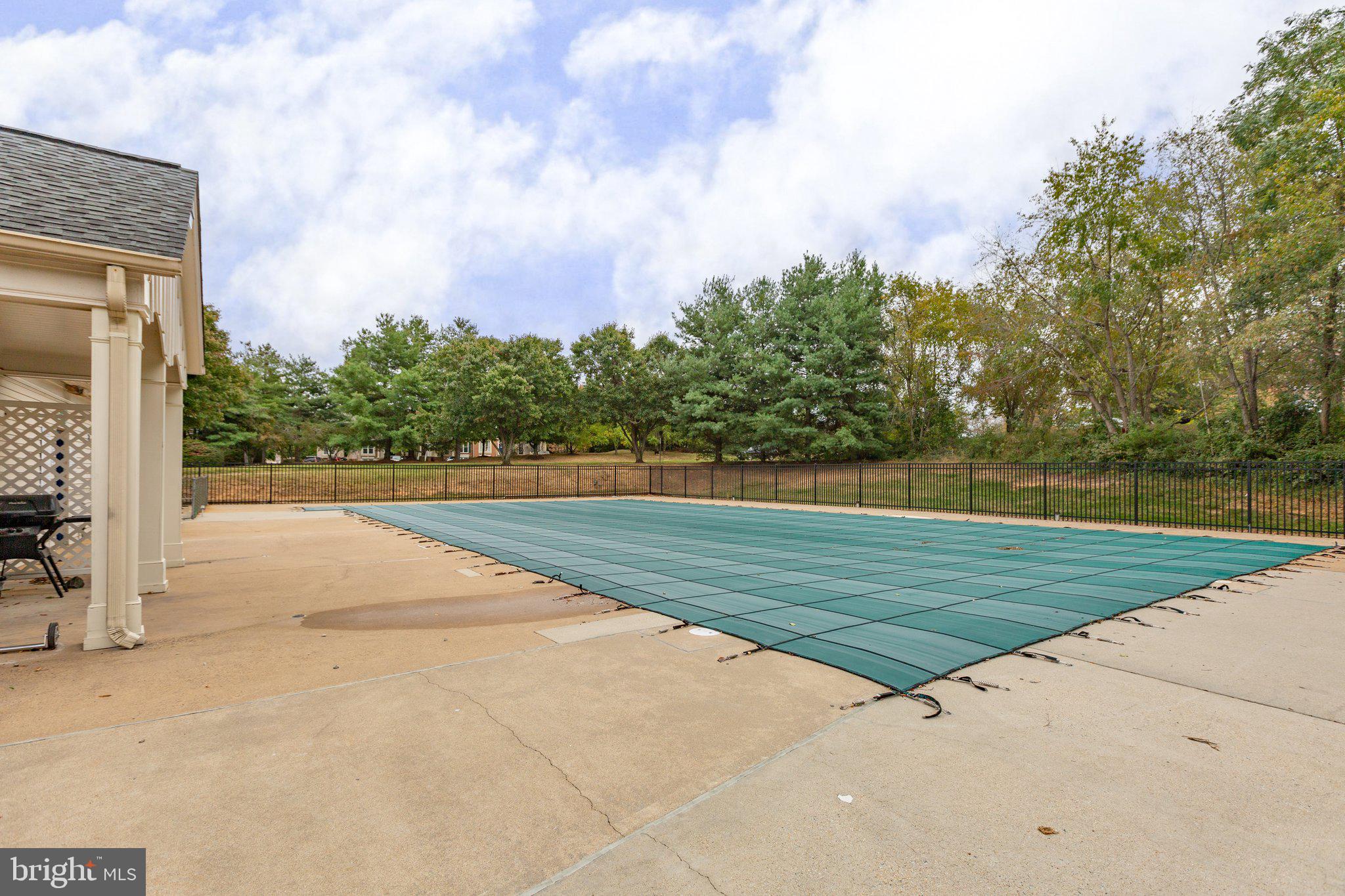 SPRING KNOLL - Residential Lease