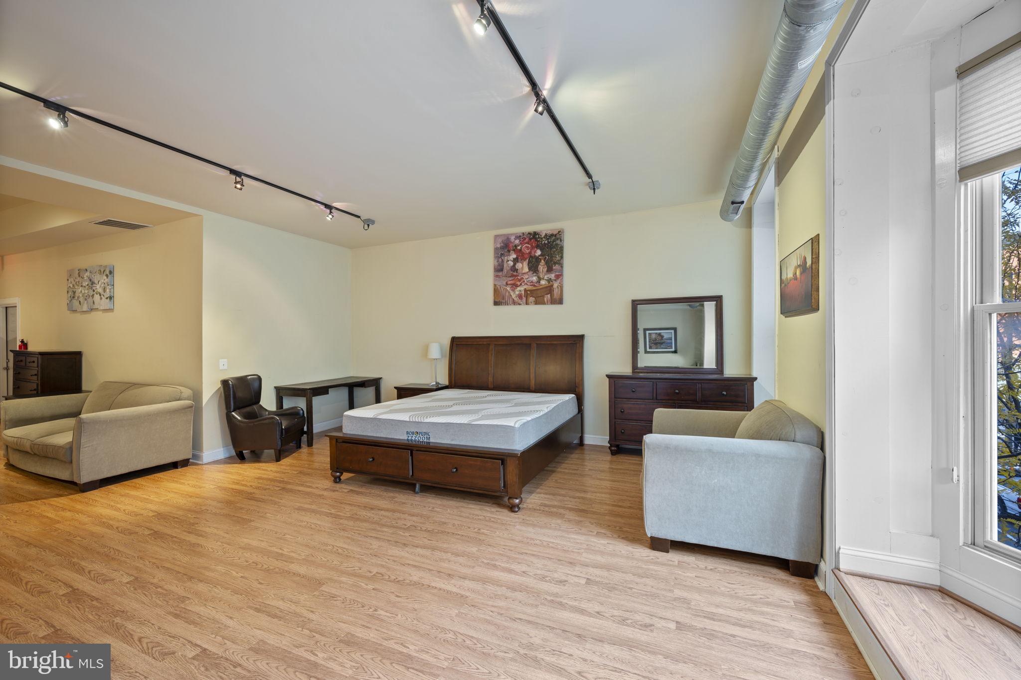 DOWNTOWN - Commercial Sale