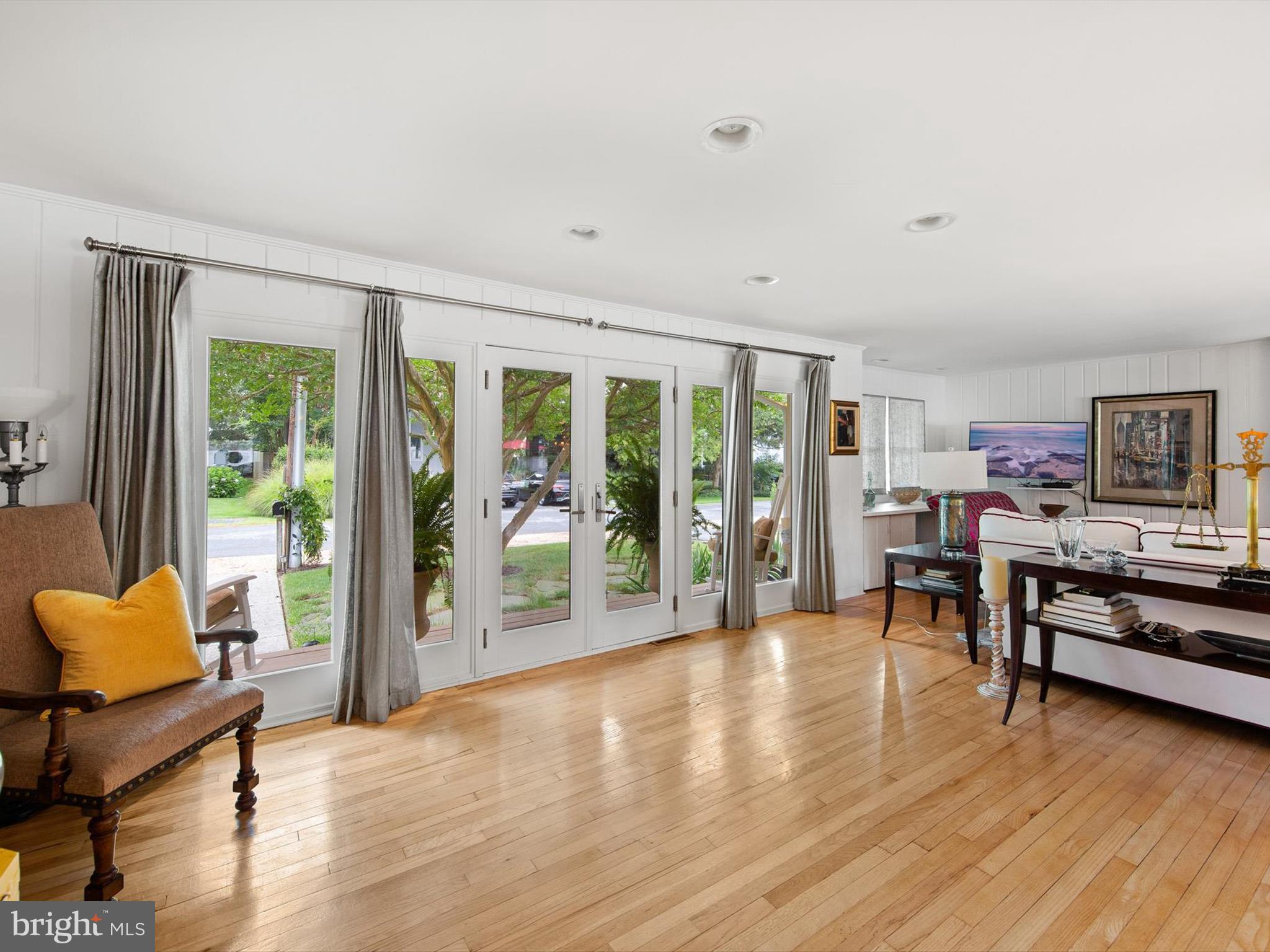 SILVER LAKE MANOR - Residential