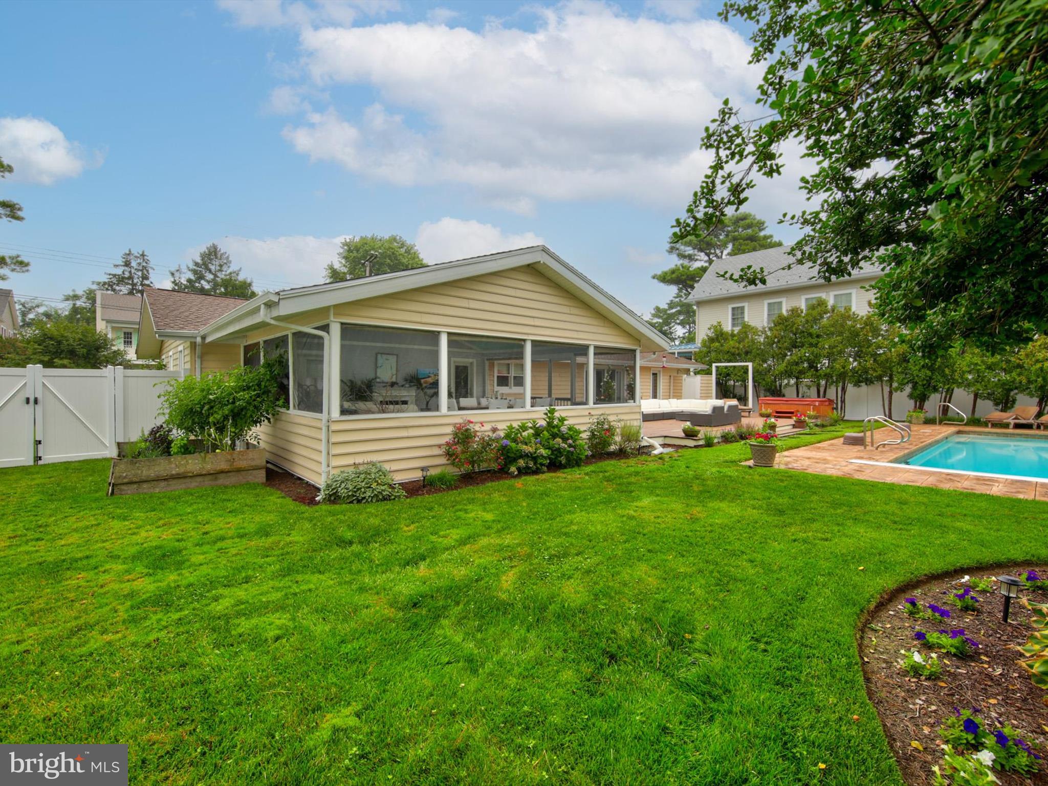 SILVER LAKE MANOR - Residential