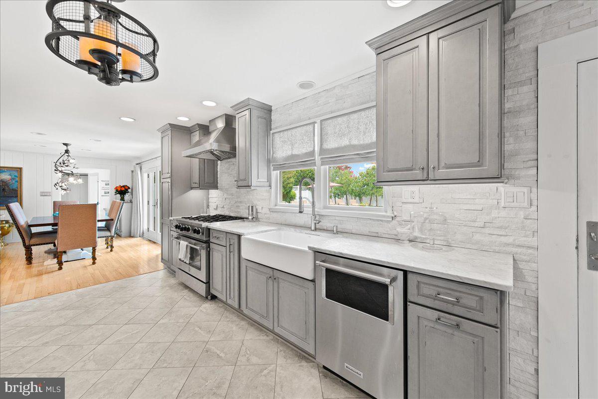 SILVER LAKE MANOR - Residential