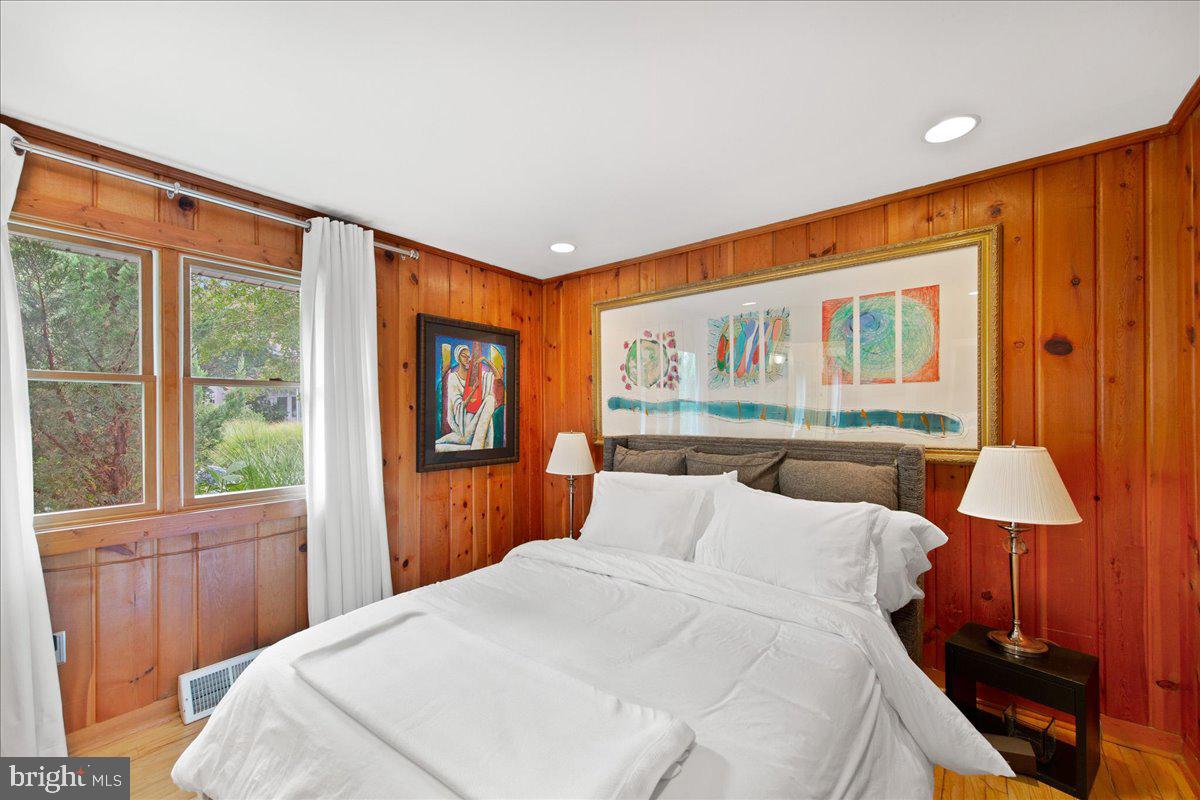 SILVER LAKE MANOR - Residential