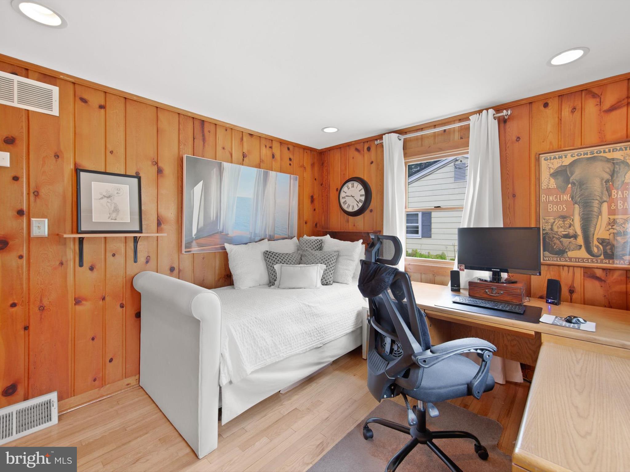 SILVER LAKE MANOR - Residential