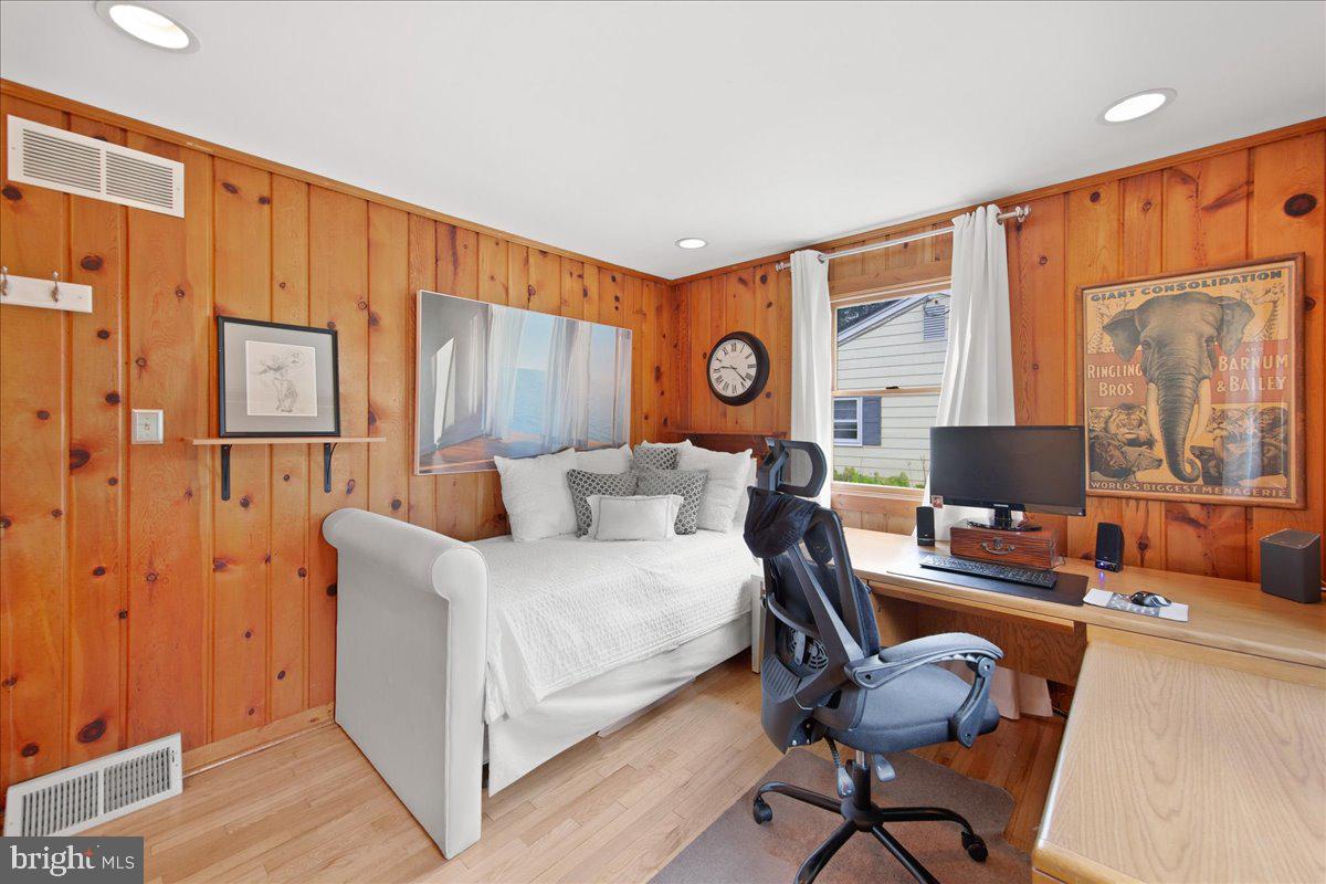 SILVER LAKE MANOR - Residential