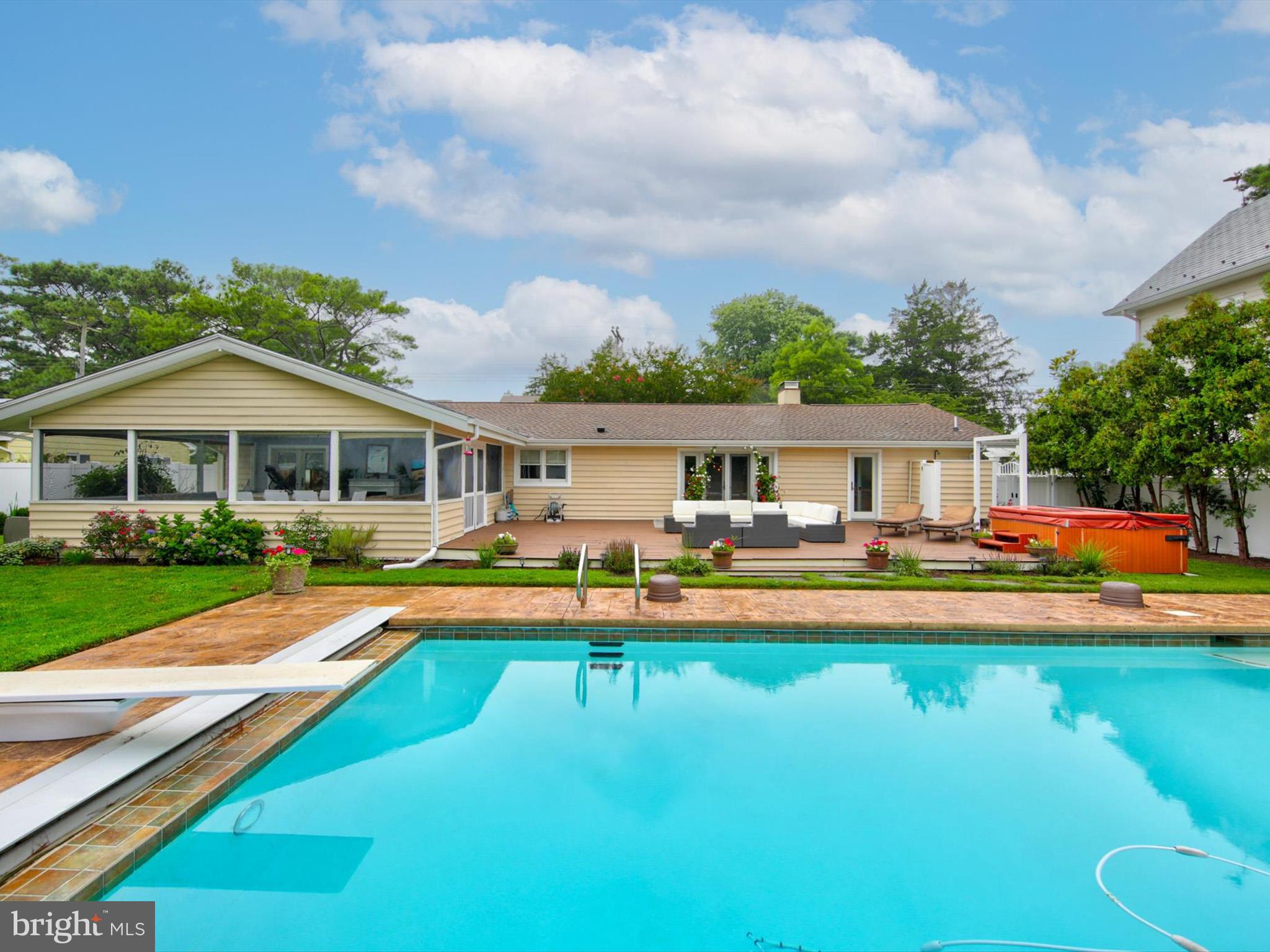 SILVER LAKE MANOR - Residential