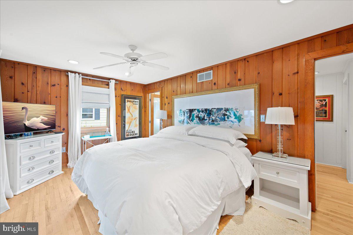 SILVER LAKE MANOR - Residential