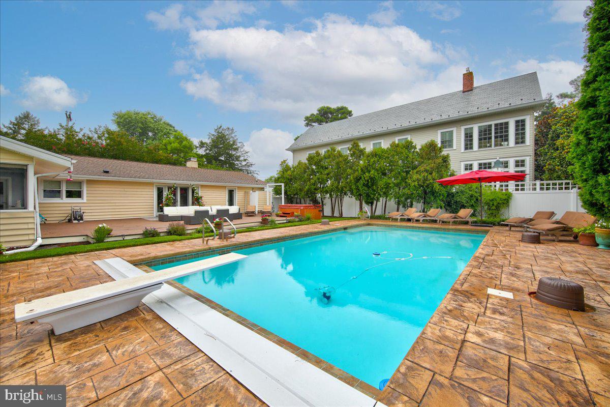 SILVER LAKE MANOR - Residential