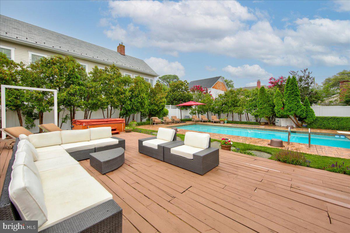 SILVER LAKE MANOR - Residential