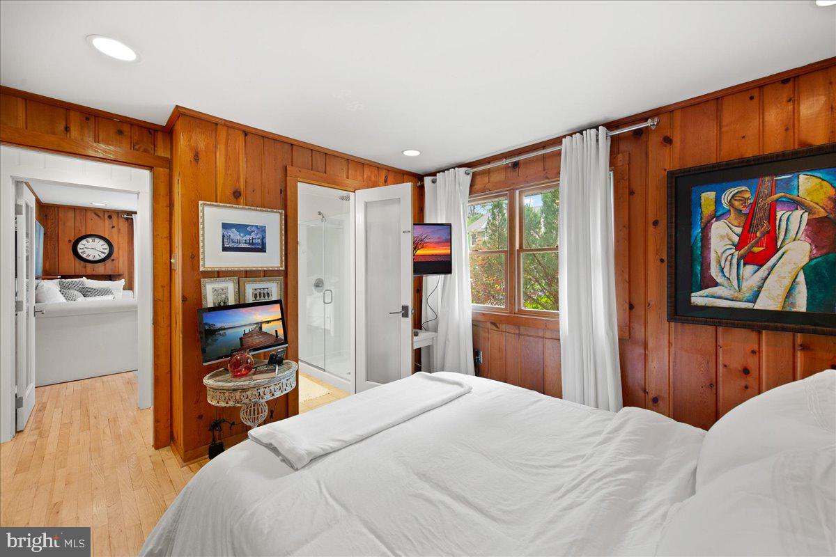 SILVER LAKE MANOR - Residential