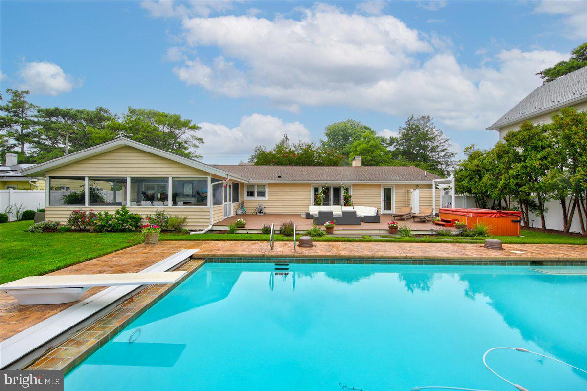 SILVER LAKE MANOR - Residential