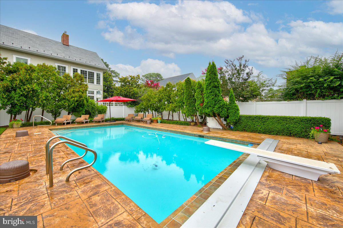 SILVER LAKE MANOR - Residential