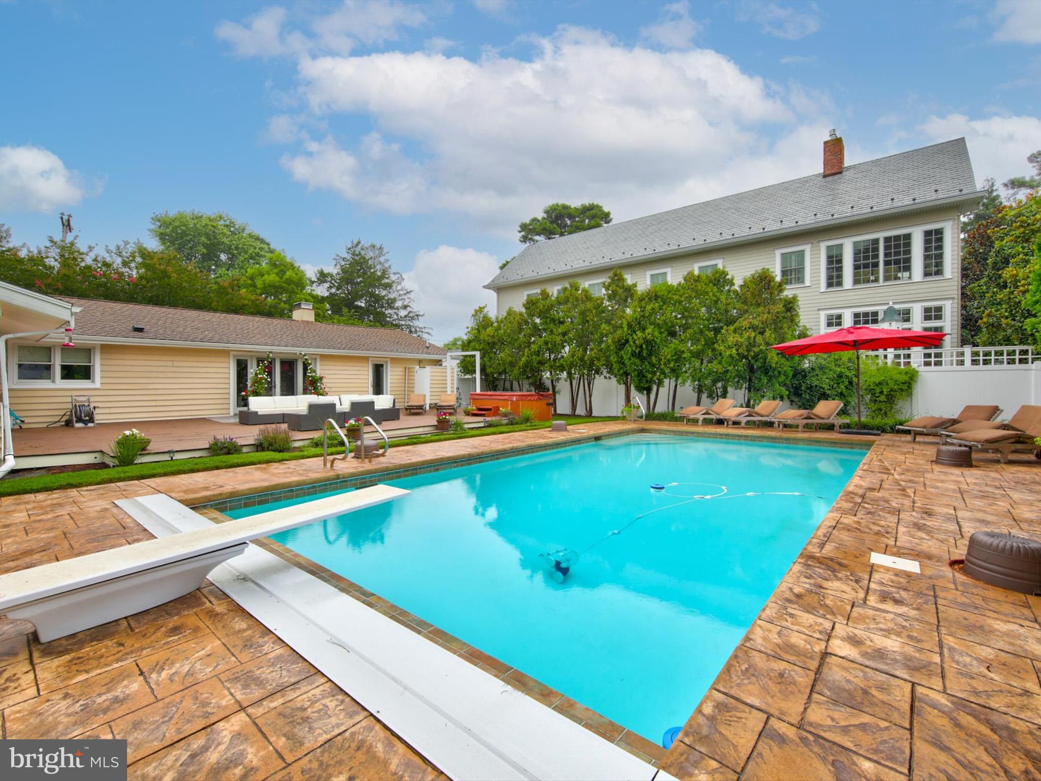 SILVER LAKE MANOR - Residential