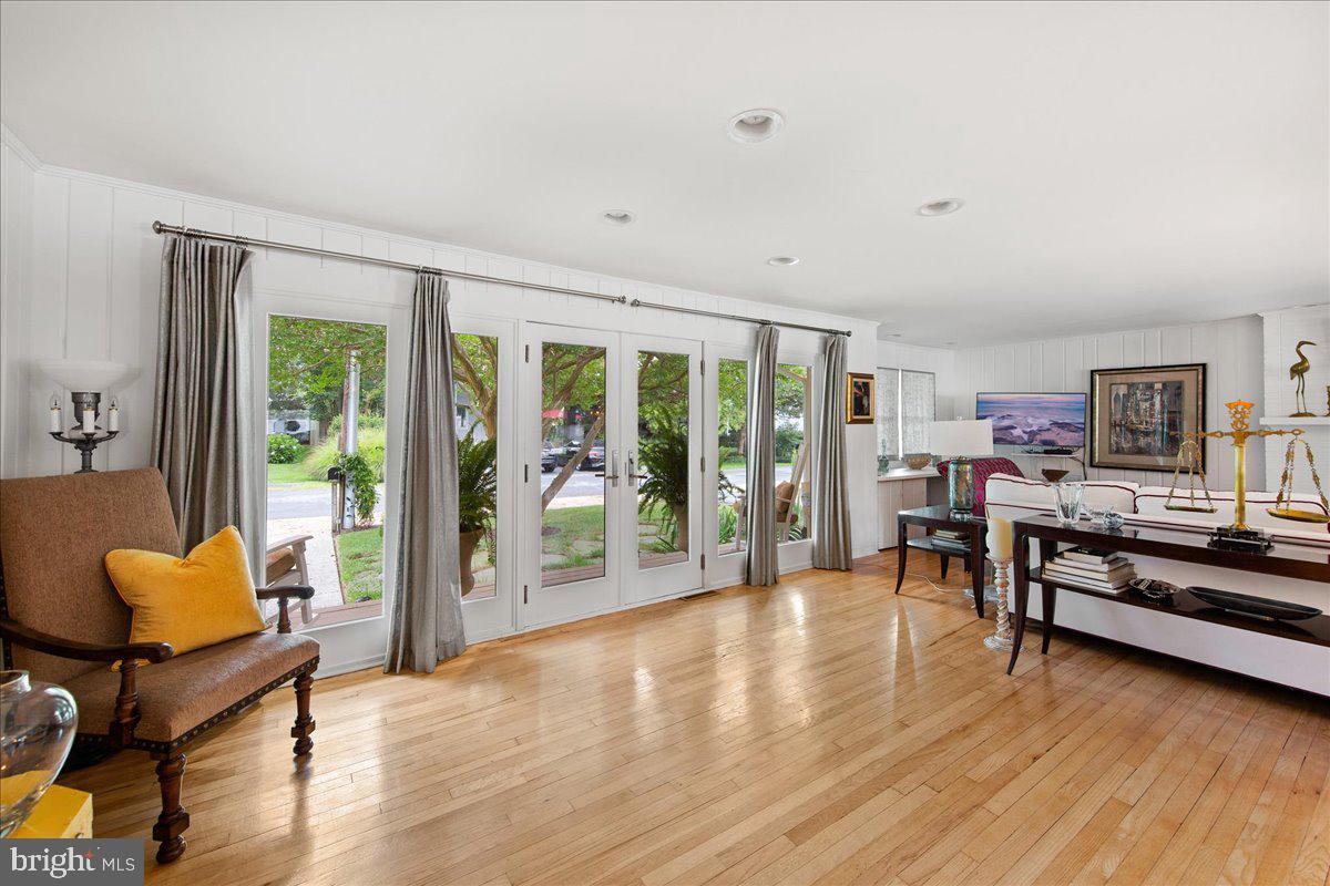 SILVER LAKE MANOR - Residential