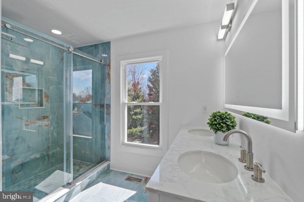 SUMMIT CHASE - Residential