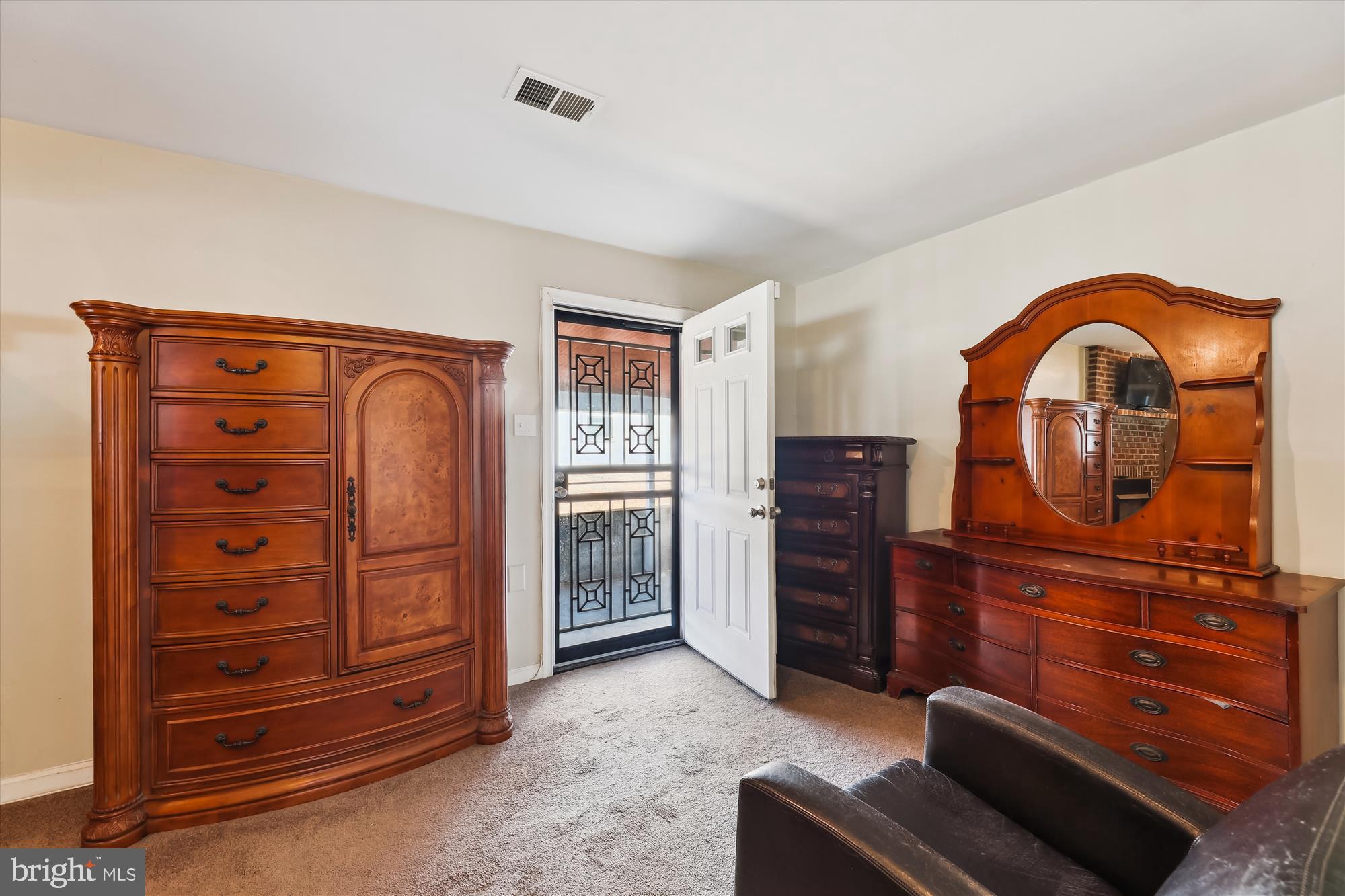 SOUTH LAWN - Residential