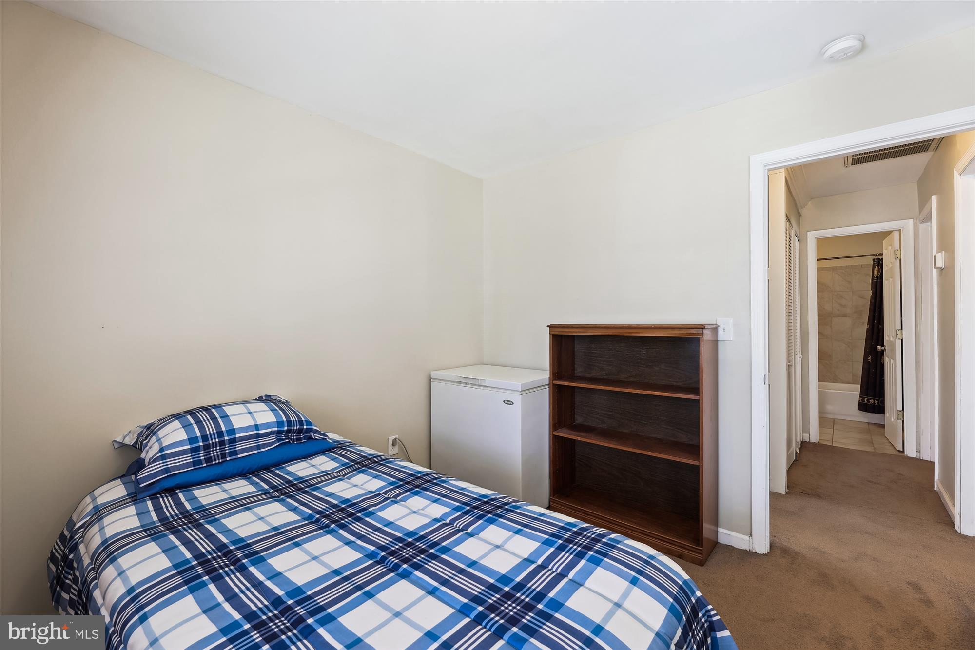 SOUTH LAWN - Residential