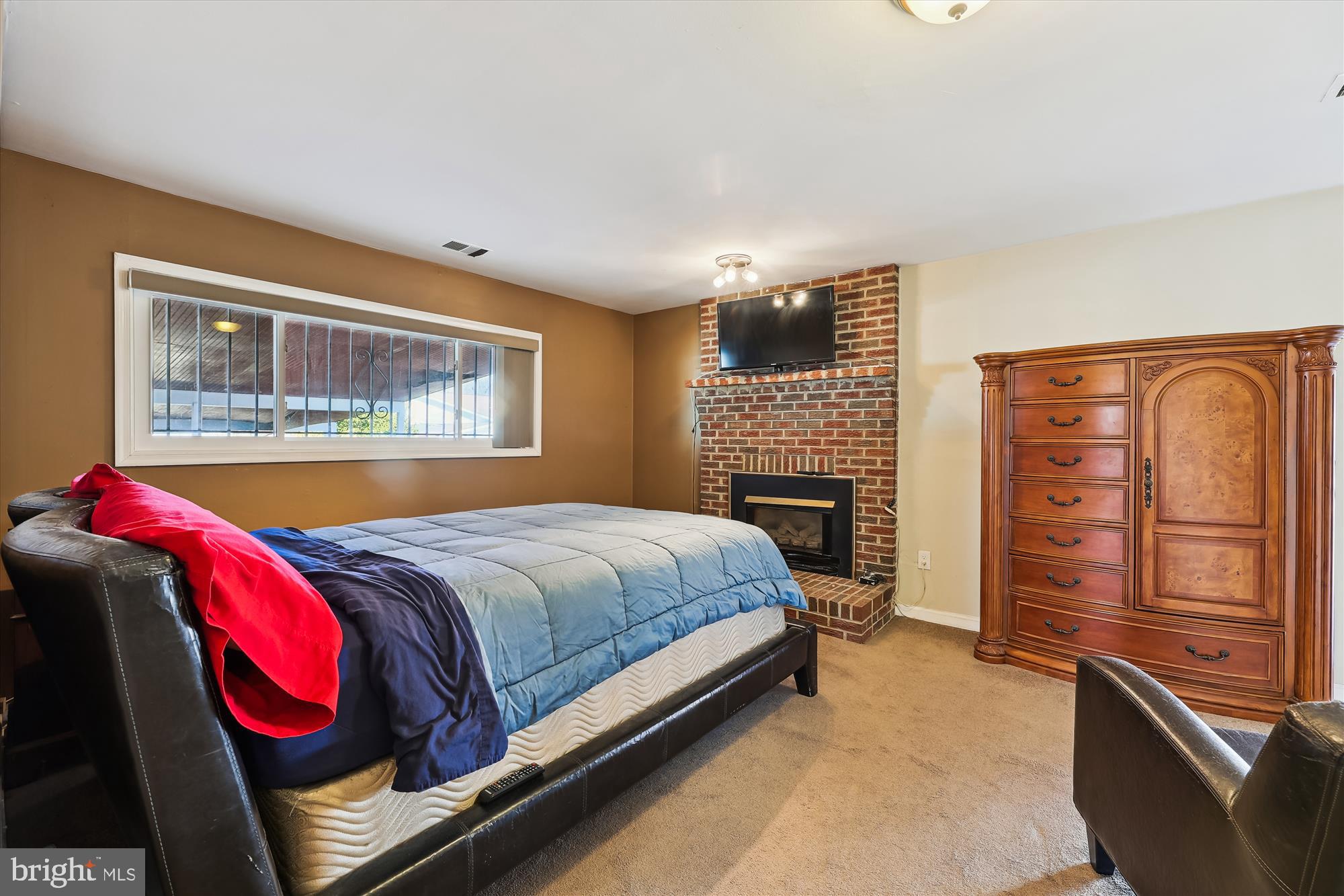 SOUTH LAWN - Residential