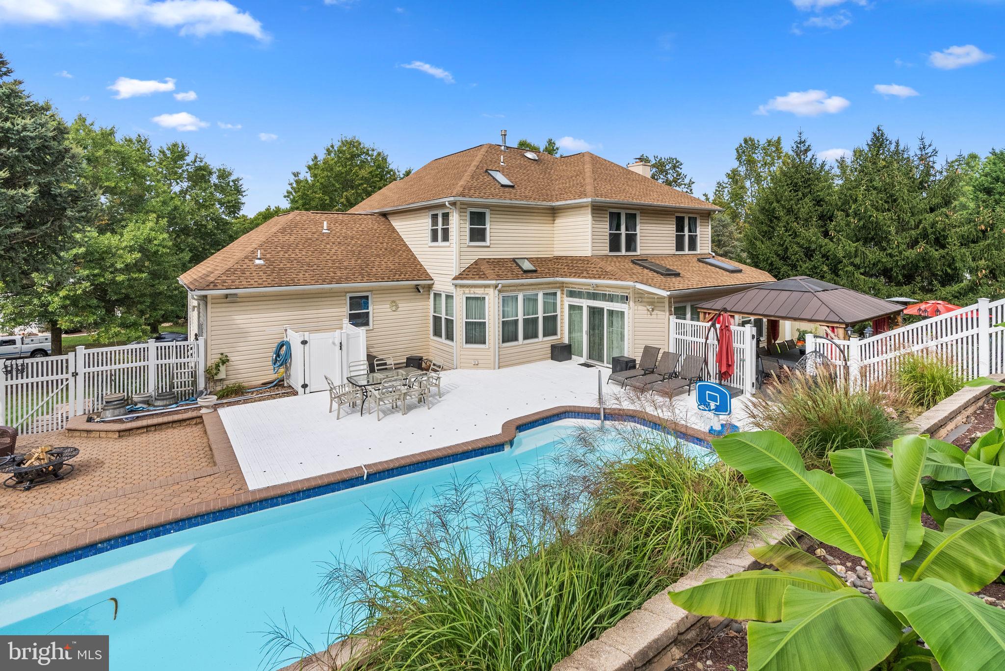 HOLLAND MEADOWS - Residential