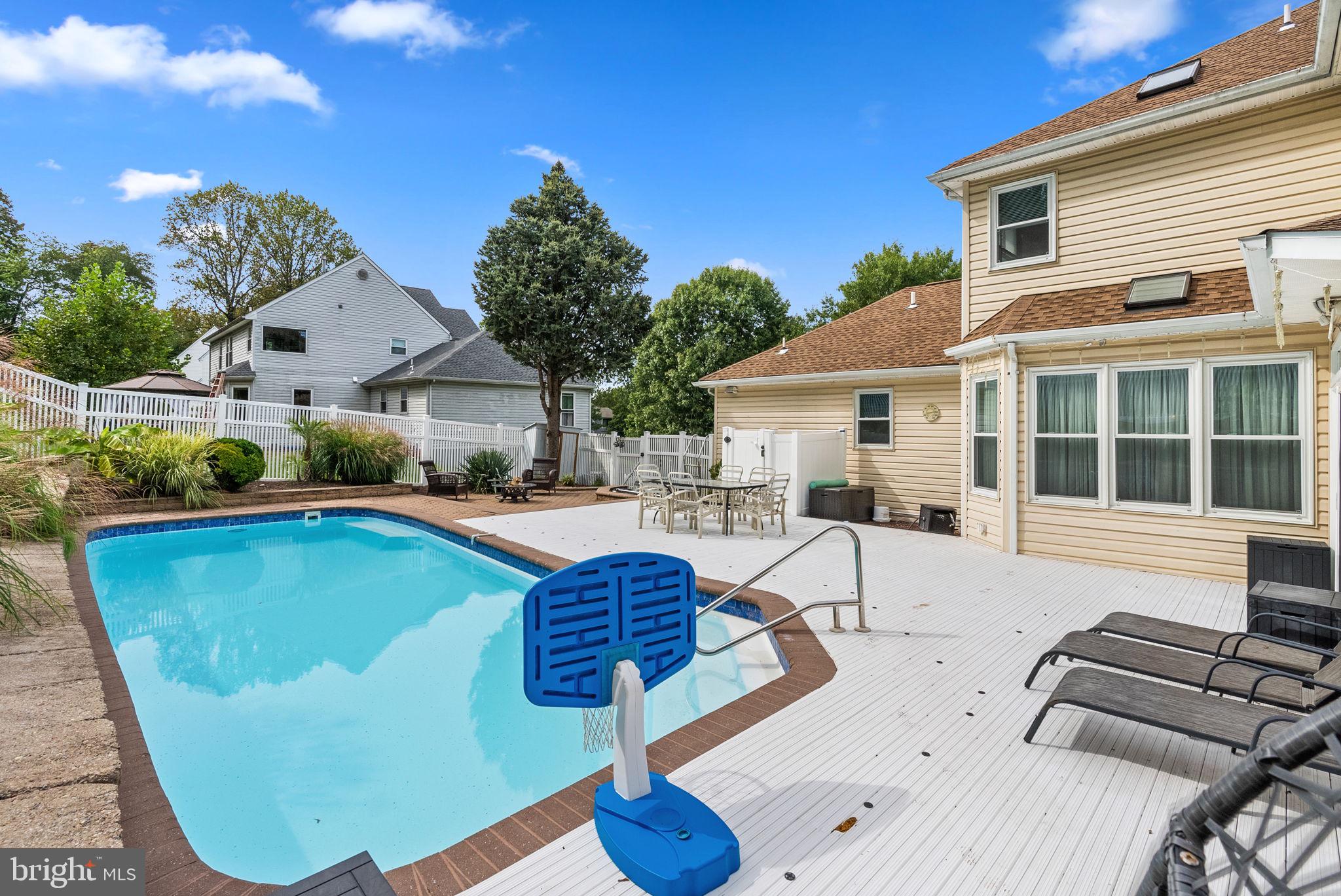 HOLLAND MEADOWS - Residential